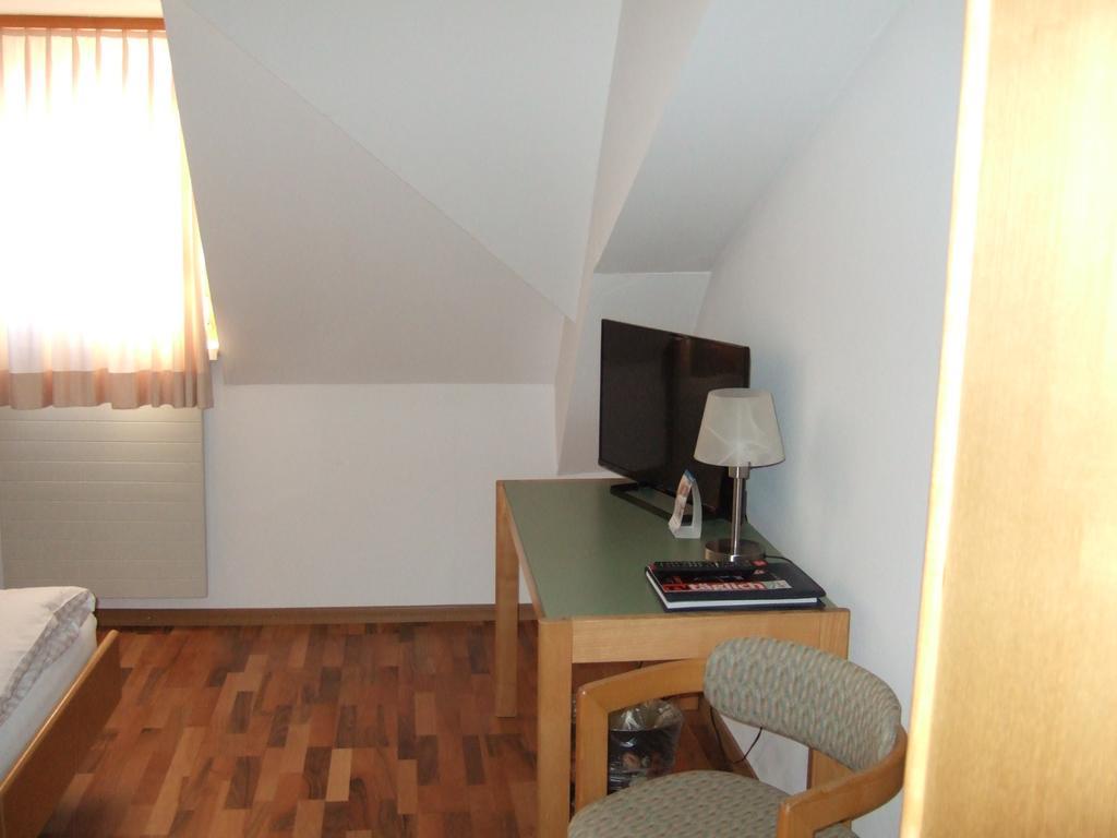 Gasthaus Zur Sonne Aesch  エクステリア 写真